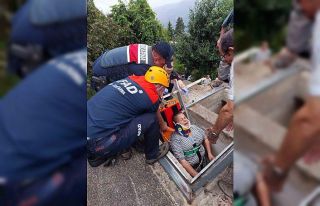 Su deposuna düşen kadını AFAD ve İtfaiye ekipleri...