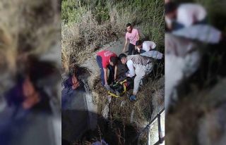 Su tahliye bacasına düşen kişiyi itfaiye ekipleri...