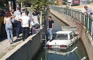 Sulama kanalına uçan araçtaki 2 kişiyi vatandaşlar...