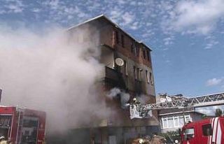 Sultanbeyli’de mobilya deposunun alev alev yandığı...