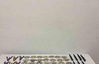 Şüpheli araçtan onlarca muşta ve bıçak çıktı