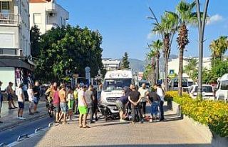 Sürücüsünün ani fren yaptığı motosiklet takla...