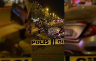 Sürücüsünün kontrolünde çıkan otomobil yan...