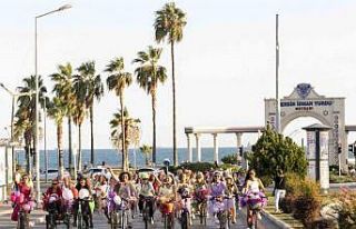 Süslü kadınlar, bisiklet farkındalığı için...