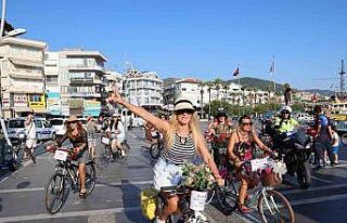 Süslü kadınlar Marmaris’te pedal çevirdi