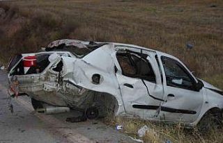 Taklalar atarak parçalanan otomobilde 3 kişi yaralandı