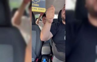 Taksici ile turistin eğlenceli anları kamerada