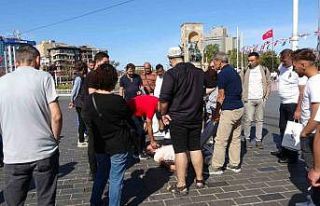 Taksim’de bayılan turistin yardımına çevredekiler...