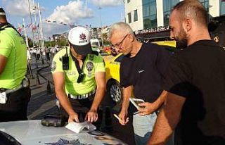 Taksim’de ticari taksiler denetlendi