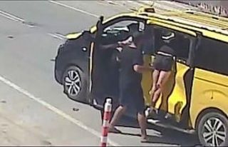 Taksiyle çarpışan motosiklet sürücüsü, fırlayarak...