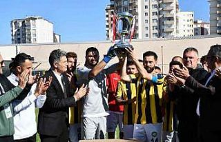 Talasgücü Belediyespor kupasına kavuştu