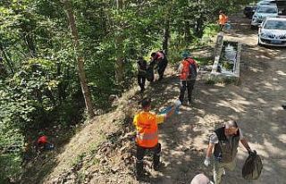 Tatilciler kirletti, gönüllüler temizledi: 90 poşet...