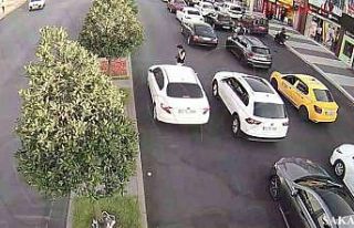 Telefonla konuşarak karşıya geçerken otomobil...