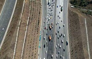 TEM Otoyolu’nda kaza yapan kamyondan düşen cam...