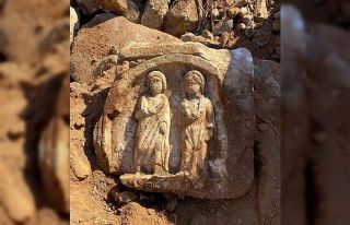 Temel kazısında tarihi mezar steli ve kalıntılar...