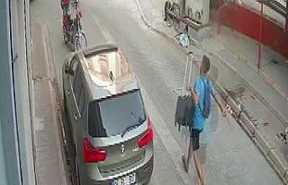 Tespih ve para dolu çantayı alıp böyle kaçtı