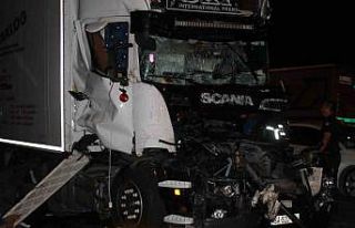 Tır, aynı yönde seyreden başka bir tıra arkadan...