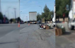 Tırın çarptığı motosiklette biri iki yaşında...