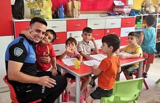 Toplum destekli polisler öğrencileri yalnız bırakmadı