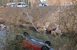 Tortum Çayı’na araç uçtu, 4 kişi yaralandı
