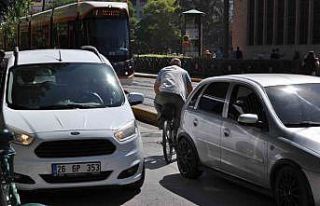 Trafiğin ters yönünden giderek canını tehlikeye...