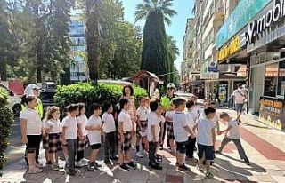 Trafik ekipleri, öğrenciler ile birlikte yaya önceliğine...