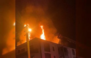 Trafo patladı, çatı alev alev yandı