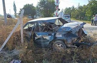 Trenle otomobil çarpıştı: 1 Yaralı