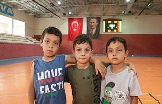 Üçüz minik kardeşler aynı takımda ter döküyor