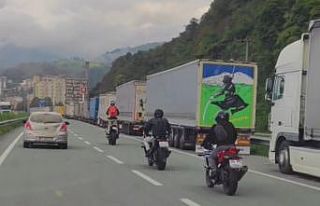 Uluslararası karayolunda motosiklet üzerinde tehlikeli...