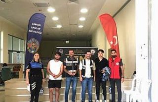 Üniversite kaydı yapan öğrencilere polis ekiplerinden...