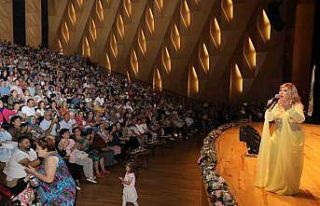 Usta sanatçı Bedia Akartürk sevenleri ile buluştu