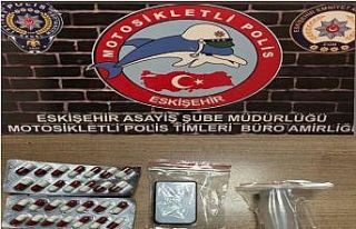 Uyuşturucu madde satıcısı 2 kişi yakalandı