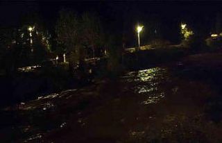 Uzundere’de sağanak yağış korkuttu