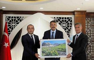 Vali Çelik: "Hakkari’nin eşsiz güzellikleri...