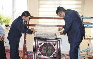 Vali Çelik, kadın kursiyerlerin yerine kilim kesti