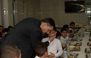 Vali Çiftçi Kur’an Kursu’nda çocuklarla yemek...