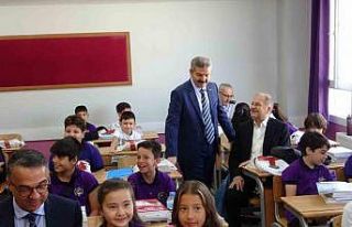 Vali Ergün, Uşak’ta ilk ders zilini çaldı