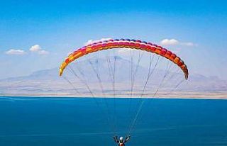Van Gölü sahilinde yamaç paraşütü ve paramatör...