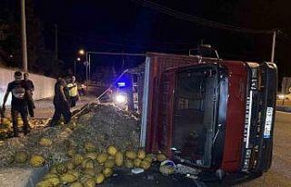 Virajı alamayan kavun yüklü kamyon devrildi, trafikte...
