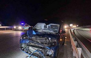 Yağış nedeniyle kayan otomobil tıra çarptı:...