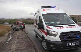 Yağmur sebebiyle kayganlaşan yolda otomobil takla...