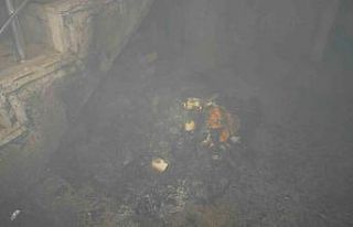 Yanan karton ve kağıtlar apartmanda paniğe neden...