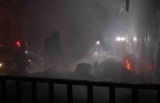 Yangında fabrika hurdalığı küle döndü