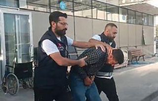 Yaşlı kadını 28 bin dolar dolandıran 2 şüpheli...