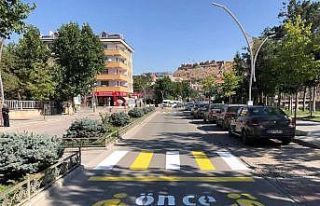 Yaya geçidi çizgileri boyandı