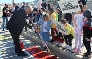 Yaya geçidini protokol üyeleri öğrencilerle birlikte...
