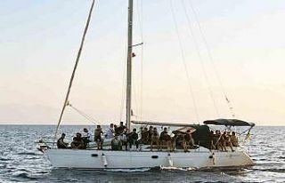 Yelkenli teknede yakalandılar