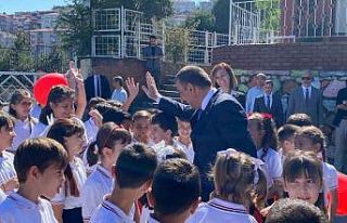 Yeni dönemin ilk ders zilini Vali Hacıbektaşoğlu...