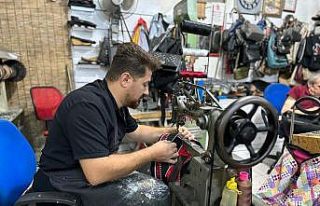 Yeni sezon öncesi ayakkabıcılarda okul çantası...